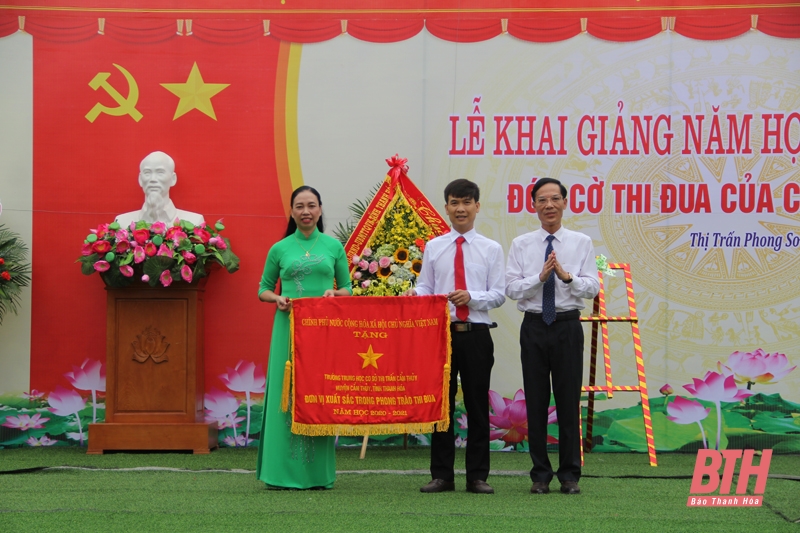 Phó Chủ tịch UBND tỉnh Đầu Thanh Tùng dự Lễ khai giảng năm học mới và đón nhận Cờ thi đua của Thủ tướng Chính phủ tại Trường THCS thị trấn Cẩm Thủy 