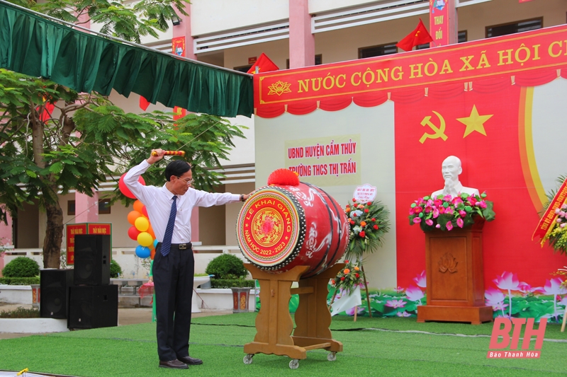 Phó Chủ tịch UBND tỉnh Đầu Thanh Tùng dự Lễ khai giảng năm học mới và đón nhận Cờ thi đua của Thủ tướng Chính phủ tại Trường THCS thị trấn Cẩm Thủy 