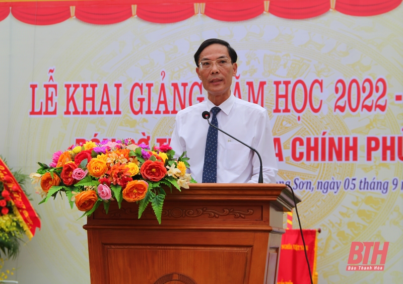 Phó Chủ tịch UBND tỉnh Đầu Thanh Tùng dự Lễ khai giảng năm học mới và đón nhận Cờ thi đua của Thủ tướng Chính phủ tại Trường THCS thị trấn Cẩm Thủy 