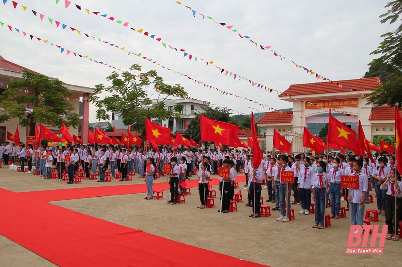 Phó Chủ tịch UBND tỉnh Đầu Thanh Tùng dự Lễ khai giảng năm học mới và đón nhận Cờ thi đua của Thủ tướng Chính phủ tại Trường THCS thị trấn Cẩm Thủy 