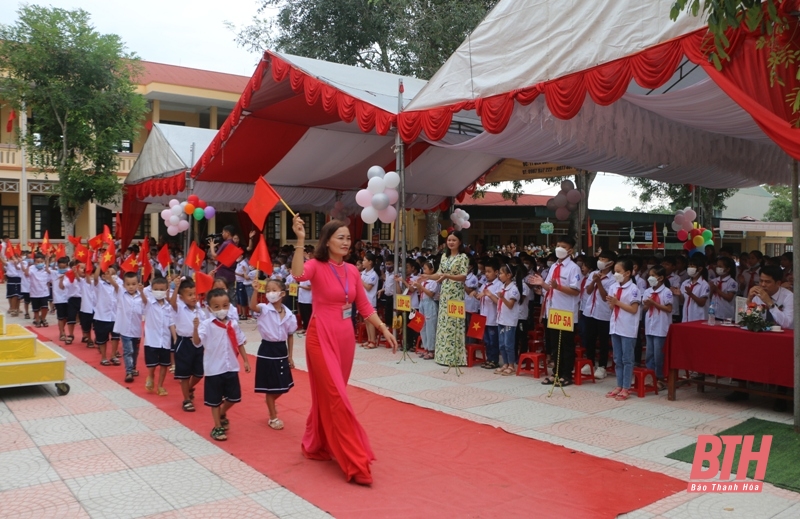 Trưởng ban Tuyên giáo Tỉnh ủy Đào Xuân Yên dự Lễ khai giảng năm học mới và đón nhận Huân chương Lao động hạng Ba tại Trường Tiểu học Yên Thọ 1