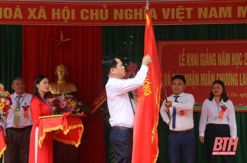 Trưởng ban Tuyên giáo Tỉnh ủy Đào Xuân Yên dự Lễ khai giảng năm học mới và đón nhận Huân chương Lao động hạng Ba tại Trường Tiểu học Yên Thọ 1