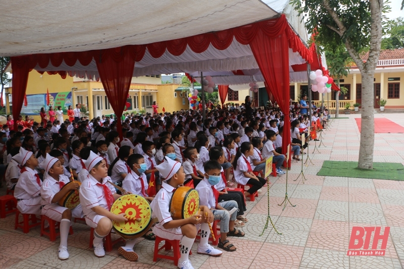 Trưởng ban Tuyên giáo Tỉnh ủy Đào Xuân Yên dự Lễ khai giảng năm học mới và đón nhận Huân chương Lao động hạng Ba tại Trường Tiểu học Yên Thọ 1