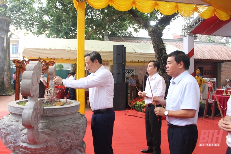 Đoàn đại biểu TP Thanh Hóa dâng hương tưởng niệm Anh hùng dân tộc Lê Lợi