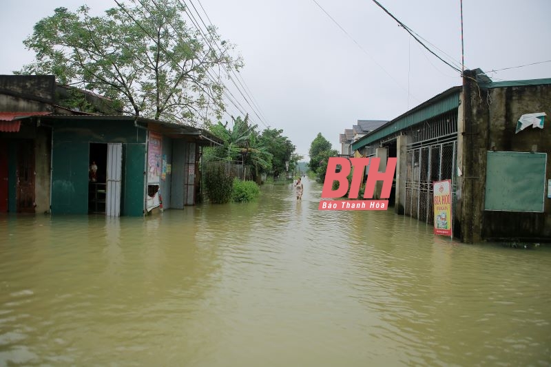 Mưa lớn khiến nhiều hộ dân phải di dời, nhiều công trình bị hư hỏng