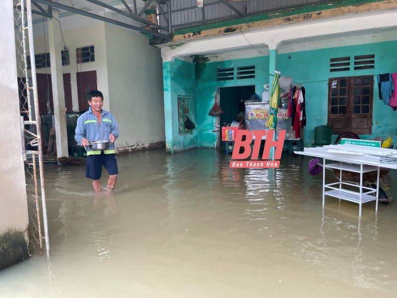 Mưa lớn khiến nhiều hộ dân phải di dời, nhiều công trình bị hư hỏng