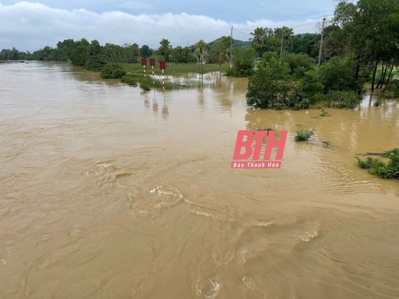 Mưa lớn khiến nhiều hộ dân phải di dời, nhiều công trình bị hư hỏng