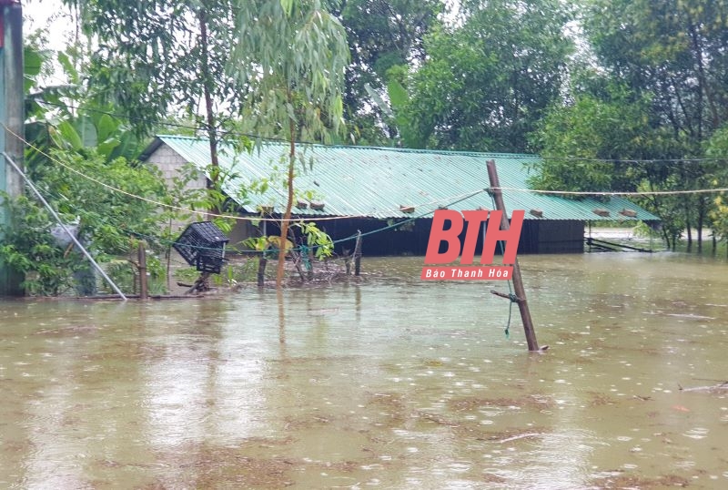 Mưa lớn khiến nhiều hộ dân phải di dời, nhiều công trình bị hư hỏng