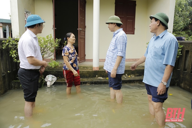 Phó Chủ tịch UBND tỉnh Lê Đức Giang kiểm tra công tác ứng phó mưa lũ và vận hành xả lũ ở hồ Yên Mỹ, hồ Sông Mực