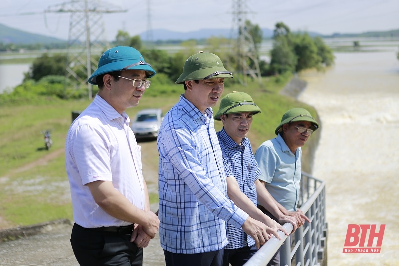 Phó Chủ tịch UBND tỉnh Lê Đức Giang kiểm tra công tác ứng phó mưa lũ và vận hành xả lũ ở hồ Yên Mỹ, hồ Sông Mực