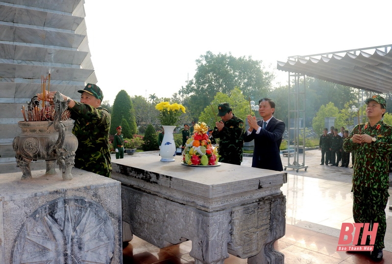 Đoàn cán bộ, giảng viên, học viên Học viện Quốc phòng và lãnh đạo tỉnh Thanh Hóa dâng hương tại Nghĩa trang liệt sĩ Hàm Rồng