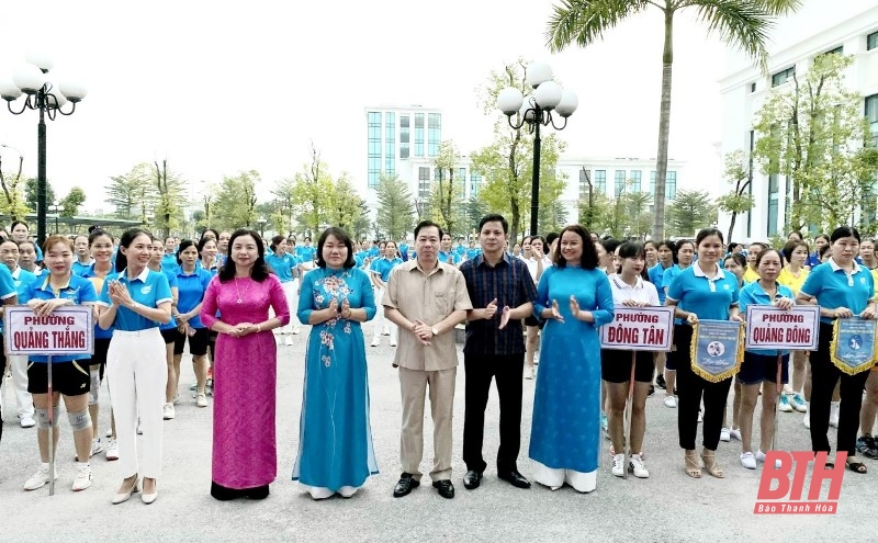 Hội LHPN TP Thanh Hóa: Giao lưu bóng chuyền hơi và đồng diễn dân vũ thể thao