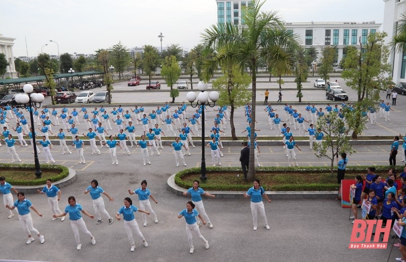 Hội LHPN TP Thanh Hóa: Giao lưu bóng chuyền hơi và đồng diễn dân vũ thể thao