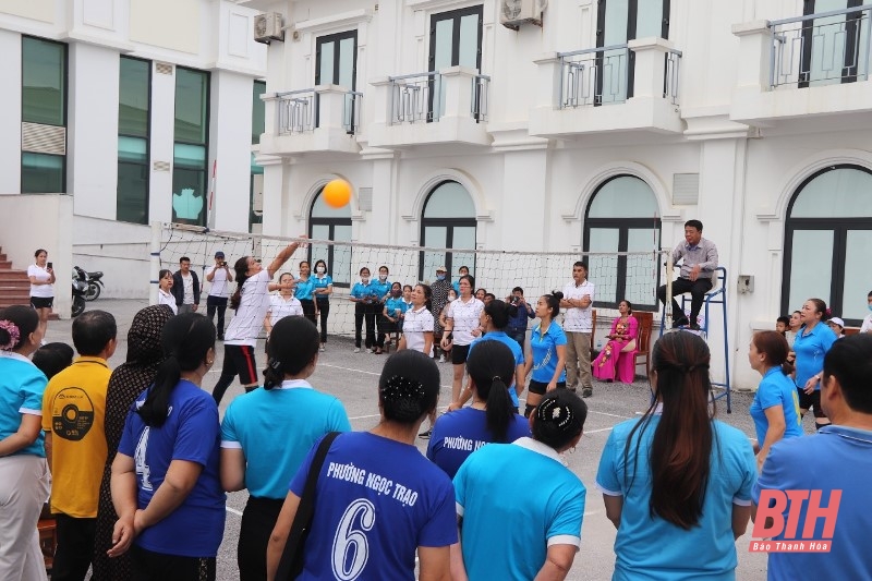 Hội LHPN TP Thanh Hóa: Giao lưu bóng chuyền hơi và đồng diễn dân vũ thể thao