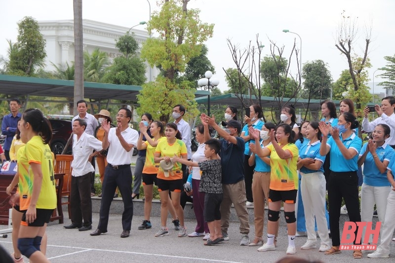 Hội LHPN TP Thanh Hóa: Giao lưu bóng chuyền hơi và đồng diễn dân vũ thể thao