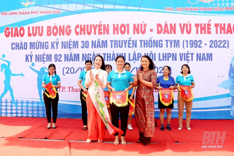 Hội LHPN TP Thanh Hóa: Giao lưu bóng chuyền hơi và đồng diễn dân vũ thể thao