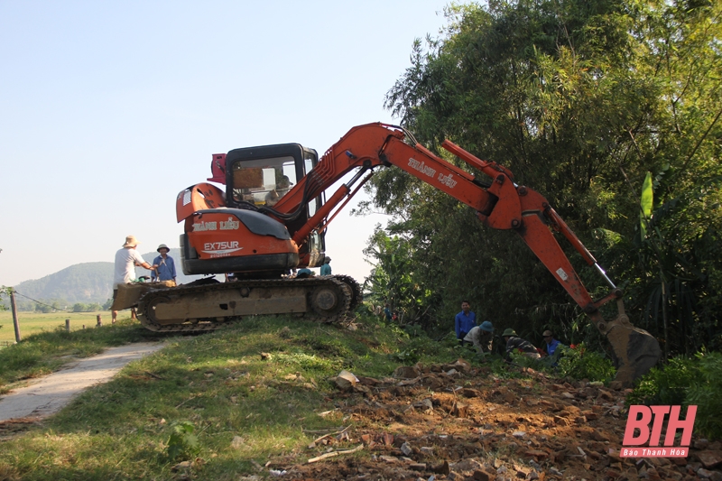 Hậu Lộc ra quân giải toả vi phạm hành lang bảo vệ công trình đê điều và thuỷ lợi