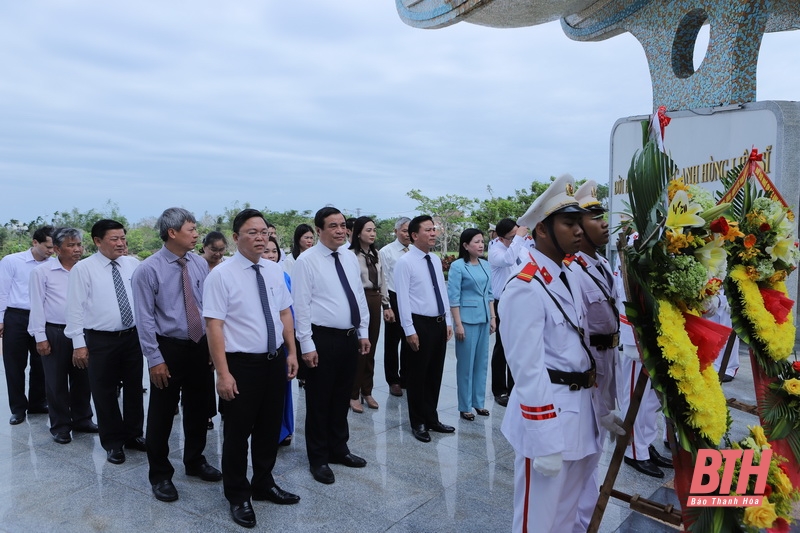 Bí thư Tỉnh ủy Đỗ Trọng Hưng thăm, tặng quà hỗ trợ TP Đà Nẵng và tỉnh Quảng Nam khắc phục hậu quả bão, lũ