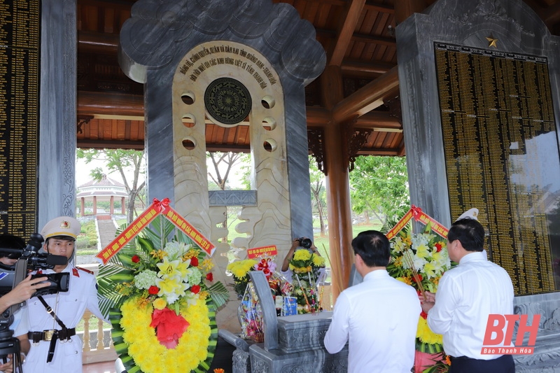 Bí thư Tỉnh ủy Đỗ Trọng Hưng thăm, tặng quà hỗ trợ TP Đà Nẵng và tỉnh Quảng Nam khắc phục hậu quả bão, lũ