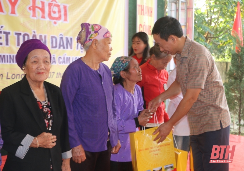 Chủ nhiệm Ủy ban Kiểm tra Tỉnh ủy Lê Quang Hùng dự Ngày hội Đại đoàn kết toàn dân tộc tại thôn Minh Long