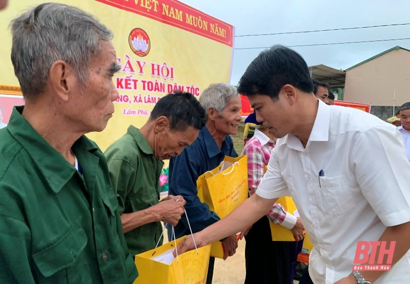 Đồng chí Trưởng Ban Tuyên giáo Tỉnh ủy dự Ngày hội Đại đoàn kết dân tộc tại bản Nà Đang