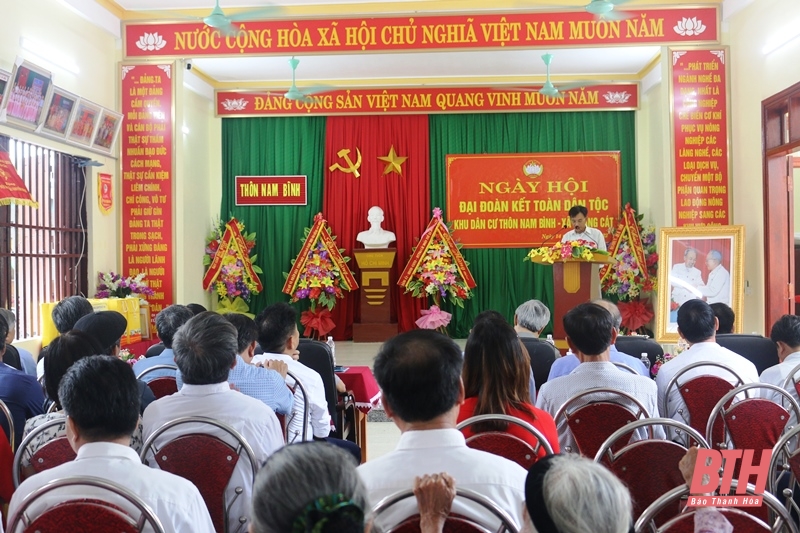 Phó Chủ tịch Thường trực HĐND tỉnh Lê Tiến Lam chung vui ngày hội đại đoàn kết toàn dân tộc cùng Nhân dân thôn Nam Bình, xã Hoằng Cát