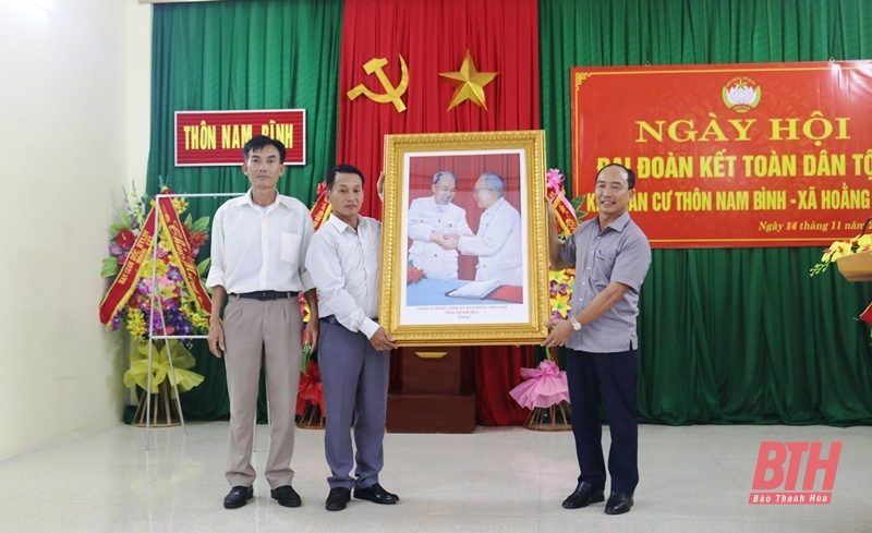 Phó Chủ tịch Thường trực HĐND tỉnh Lê Tiến Lam chung vui ngày hội đại đoàn kết toàn dân tộc cùng Nhân dân thôn Nam Bình, xã Hoằng Cát