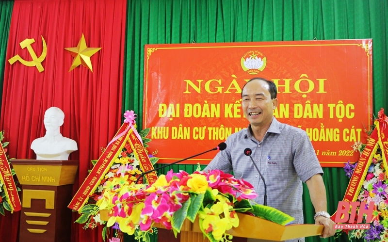 Phó Chủ tịch Thường trực HĐND tỉnh Lê Tiến Lam chung vui ngày hội đại đoàn kết toàn dân tộc cùng Nhân dân thôn Nam Bình, xã Hoằng Cát