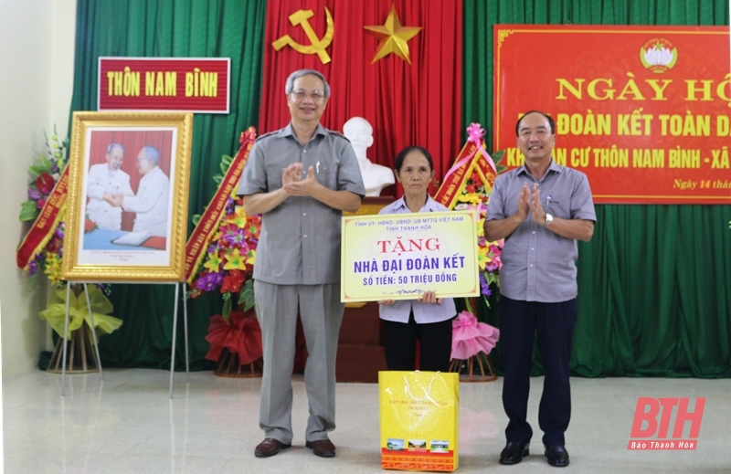 Phó Chủ tịch Thường trực HĐND tỉnh Lê Tiến Lam chung vui ngày hội đại đoàn kết toàn dân tộc cùng Nhân dân thôn Nam Bình, xã Hoằng Cát