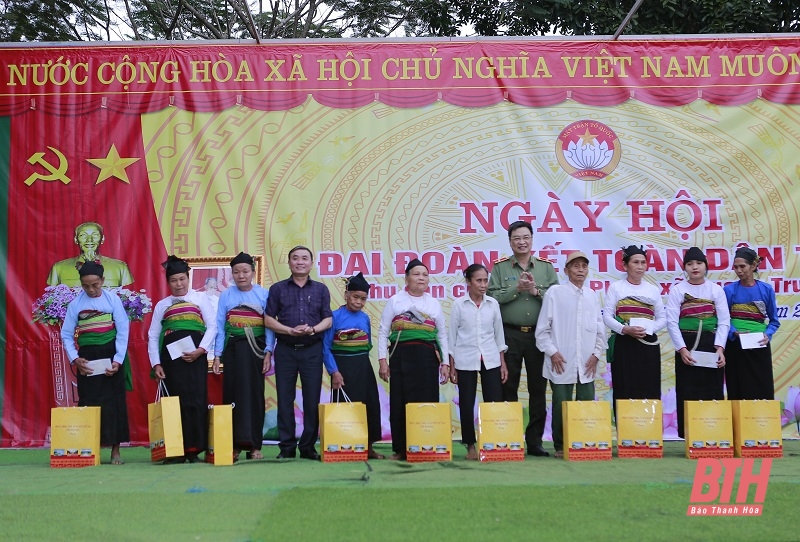 Giám đốc Công an tỉnh Trần Phú Hà dự ngày hội Đại đoàn kết toàn dân tộc tại thôn Lưu Phúc