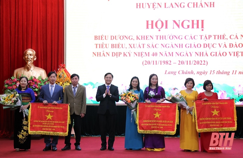 Lang Chánh biểu dương, khen thưởng các tập thể, cá nhân tiêu biểu xuất sắc ngành giáo dục