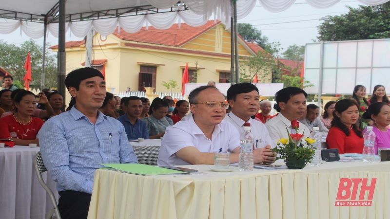 Trưởng Ban Nội chính Tỉnh ủy Nguyễn Ngọc Tiến chung vui ngày hội Đại đoàn kết tại khu dân cư Thạch Khê Thượng