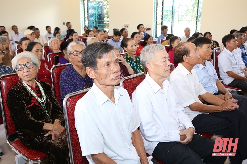 Phó Chủ tịch UBND tỉnh Mai Xuân Liêm chung vui ngày hội Đại đoàn kết toàn dân tộc với Nhân dân thôn 1, xã Xuân Sinh