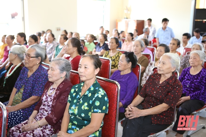 Phó Chủ tịch UBND tỉnh Mai Xuân Liêm chung vui ngày hội Đại đoàn kết toàn dân tộc với Nhân dân thôn 1, xã Xuân Sinh