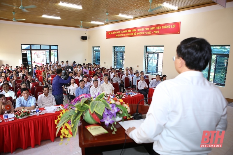 Phó Chủ tịch UBND tỉnh Mai Xuân Liêm chung vui ngày hội Đại đoàn kết toàn dân tộc với Nhân dân thôn 1, xã Xuân Sinh