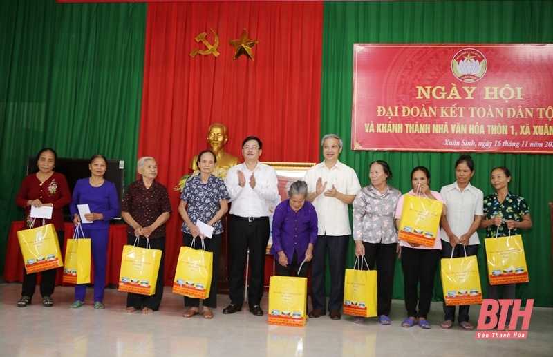 Phó Chủ tịch UBND tỉnh Mai Xuân Liêm chung vui ngày hội Đại đoàn kết toàn dân tộc với Nhân dân thôn 1, xã Xuân Sinh