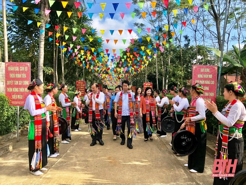 Phó Trưởng Ban Tuyên giáo Trung ương Lê Hải Bình chung vui Ngày hội Đại đoàn kết toàn dân tộc với Nhân dân thôn Minh Tiến