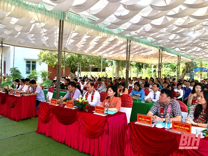 Phó Trưởng Ban Tuyên giáo Trung ương Lê Hải Bình chung vui Ngày hội Đại đoàn kết toàn dân tộc với Nhân dân thôn Minh Tiến