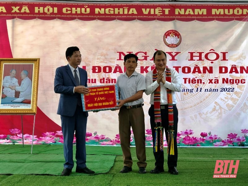 Phó Trưởng Ban Tuyên giáo Trung ương Lê Hải Bình chung vui Ngày hội Đại đoàn kết toàn dân tộc với Nhân dân thôn Minh Tiến