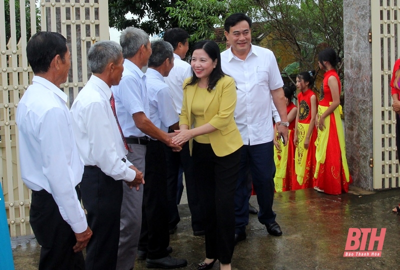 Trưởng Ban Dân vận Tỉnh ủy, Chủ tịch Ủy ban MTTQ Việt Nam tỉnh dự ngày h ội Đ ại đoàn kết toàn dân tộc với Nhân dân thôn Hùng Sơn, xã Tượng Văn