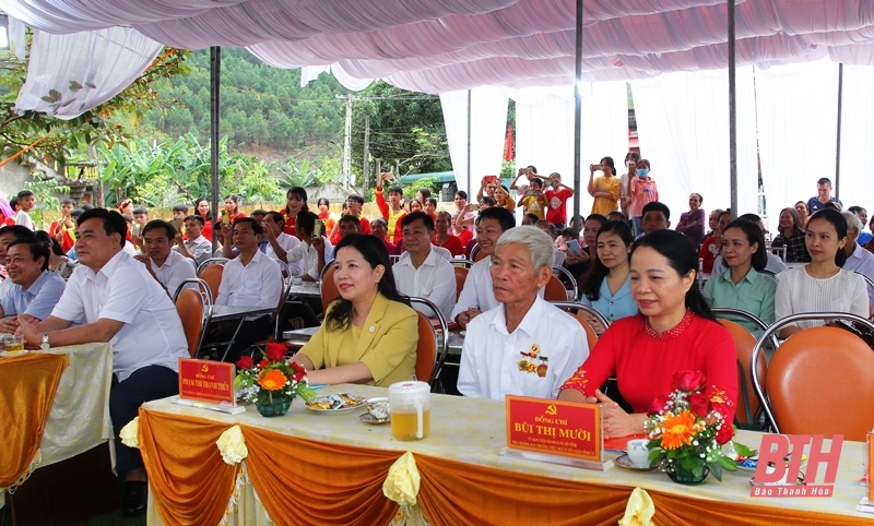 Trưởng Ban Dân vận Tỉnh ủy, Chủ tịch Ủy ban MTTQ Việt Nam tỉnh dự ngày h ội Đ ại đoàn kết toàn dân tộc với Nhân dân thôn Hùng Sơn, xã Tượng Văn