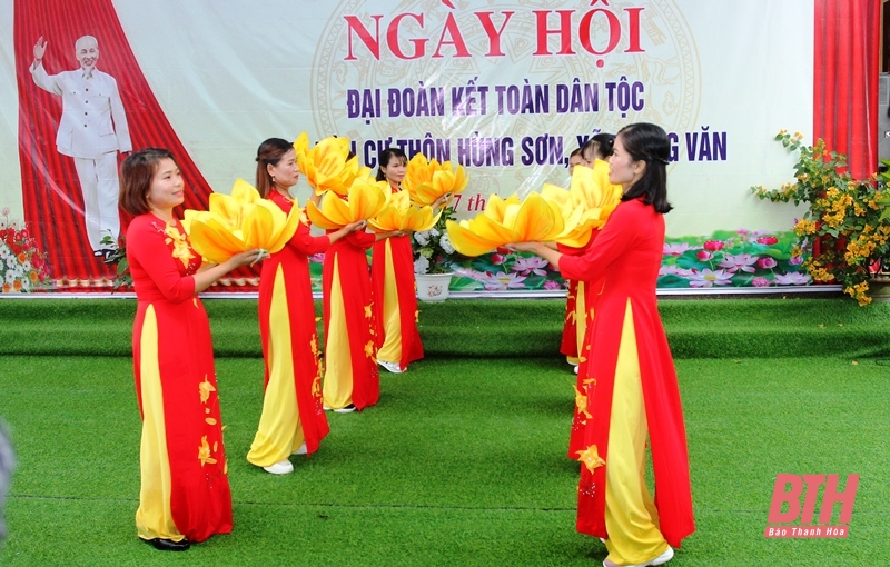 Trưởng Ban Dân vận Tỉnh ủy, Chủ tịch Ủy ban MTTQ Việt Nam tỉnh dự ngày h ội Đ ại đoàn kết toàn dân tộc với Nhân dân thôn Hùng Sơn, xã Tượng Văn