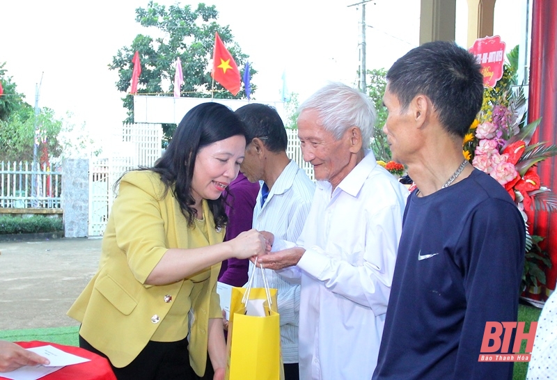 Trưởng Ban Dân vận Tỉnh ủy, Chủ tịch Ủy ban MTTQ Việt Nam tỉnh dự ngày h ội Đ ại đoàn kết toàn dân tộc với Nhân dân thôn Hùng Sơn, xã Tượng Văn