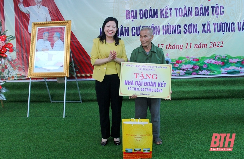 Trưởng Ban Dân vận Tỉnh ủy, Chủ tịch Ủy ban MTTQ Việt Nam tỉnh dự ngày h ội Đ ại đoàn kết toàn dân tộc với Nhân dân thôn Hùng Sơn, xã Tượng Văn