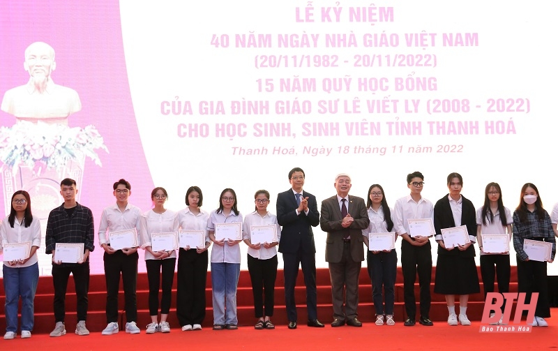 Trao học bổng của gia đình Giáo sư Lê Viết Ly cho học sinh, sinh viên đạt thành tích trong học tập