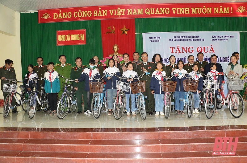 CLB tướng lĩnh sĩ quan Công an đồng hương Thanh Hóa tại Hà Nội trao quà cho học sinh và đồng bào có hoàn cảnh khó khăn