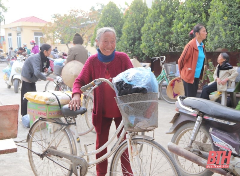 Hội LHPN tỉnh và Hội Từ thiện tỉnh Đồng Nai tặng 300 suất quà cho hộ nghèo đón Tết 