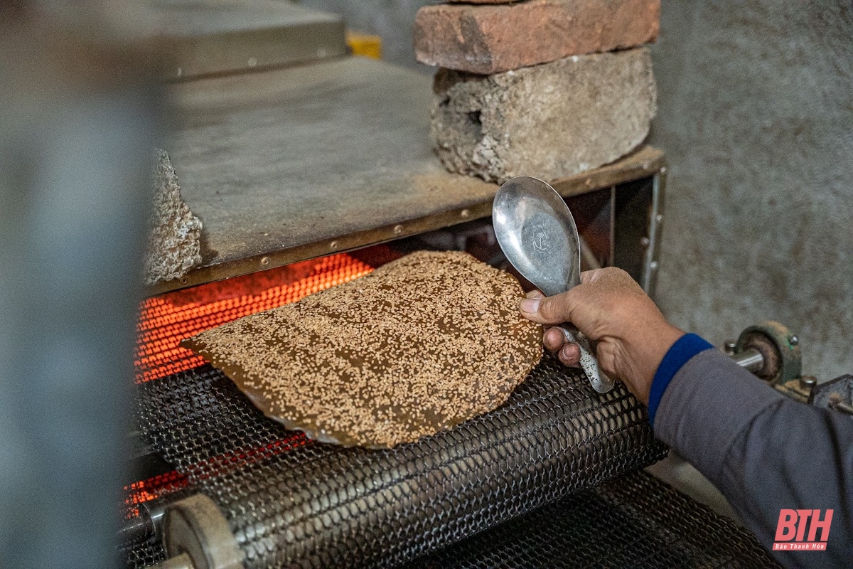 Làng nghề bánh đa hơn 100 tuổi vào vụ Tết 