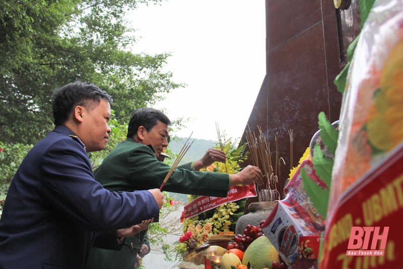 Phó Chủ tịch Thường trực UBND tỉnh Nguyễn Văn Thi kiểm tra tình hình sản xuất, đời sống và thăm, tặng quà tại huyện Quan Sơn