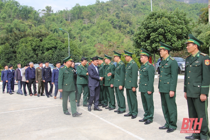 Phó Chủ tịch Thường trực UBND tỉnh Nguyễn Văn Thi kiểm tra tình hình sản xuất, đời sống và thăm, tặng quà tại huyện Quan Sơn